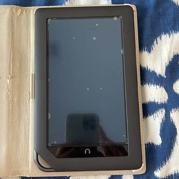 Original Nook Color tablet + charging cable - Picture 2 of 3